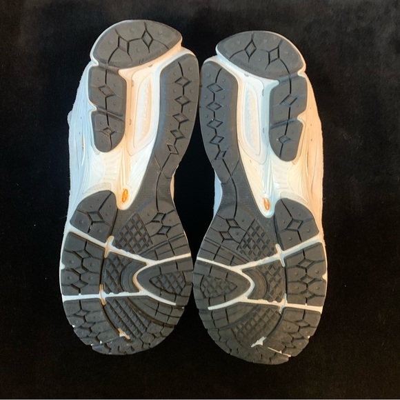 New Balance 2002R Women Size 8.5 US / Men 7 US - Picture 7 of 10